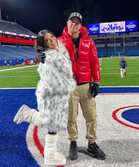 Rachel Bush: Bikini Model Married to NFL Star, Manages Her。